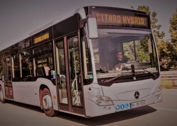 Mercedes-Benz Citaro hybrid, Exterieur, eisblau metallic, OM 936 h mit 220 kW (299 PS), 7,7 L Hubraum, Elektro-Motor mit 14 kW, 6-Gang-Automatikgetriebe, LED-Scheinwerfer, Länge/Breite/Höhe: 12.135/2.550/3.120 mm, Beförderungskapazität: max. 1/96 

Mercedes-Benz Citaro hybrid, Exterior, ice blue metallic, OM 936 h rated at 220 kW/299 hp, displacement 7.7 l, electric motor rated at 14 kW, 6-speed automatic transmission, LED headlamps, length/width/height: 12135/2550/3120 mm, passenger capacity: max. 1/96.