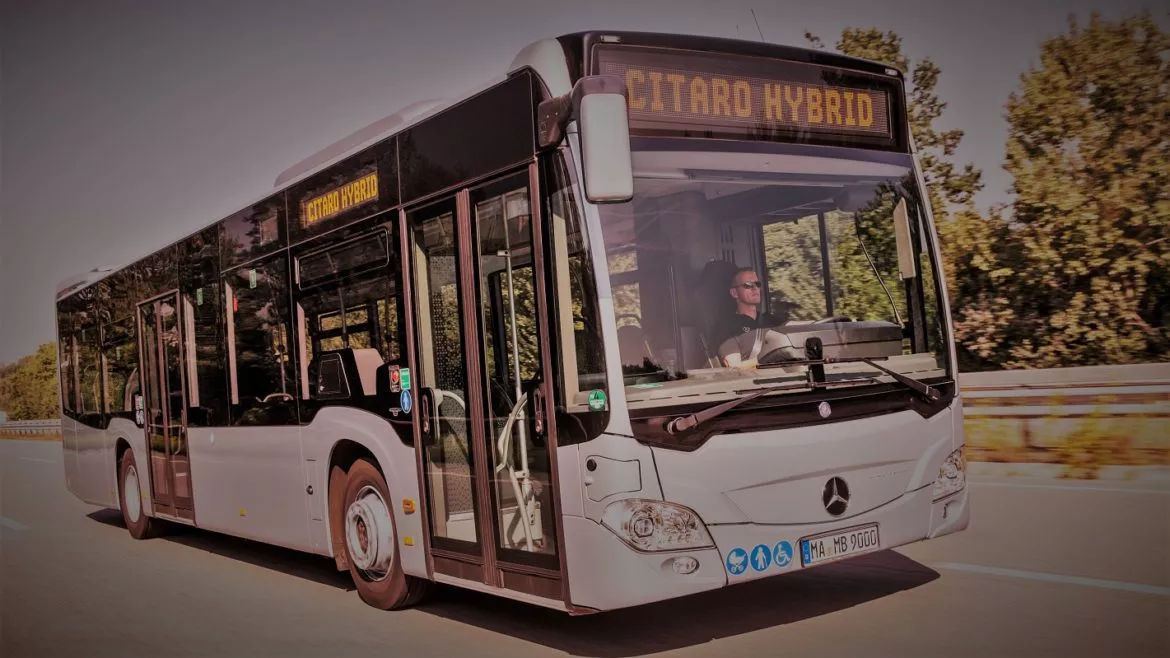 Mercedes-Benz Citaro hybrid, Exterieur, eisblau metallic, OM 936 h mit 220 kW (299 PS), 7,7 L Hubraum, Elektro-Motor mit 14 kW, 6-Gang-Automatikgetriebe, LED-Scheinwerfer, Länge/Breite/Höhe: 12.135/2.550/3.120 mm, Beförderungskapazität: max. 1/96 

Mercedes-Benz Citaro hybrid, Exterior, ice blue metallic, OM 936 h rated at 220 kW/299 hp, displacement 7.7 l, electric motor rated at 14 kW, 6-speed automatic transmission, LED headlamps, length/width/height: 12135/2550/3120 mm, passenger capacity: max. 1/96.