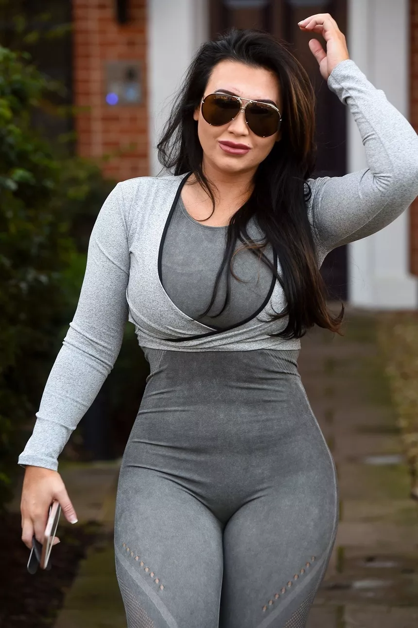 BGUK_1111688 - ** RIGHTS: WORLDWIDE EXCEPT IN UNITED KINGDOM ** Essex, UNITED KINGDOM  - *EXCLUSIVE*  - Former Towie star Lauren Goodger shows off her amazing curves in tight workout clothes as she leaves the gym after a spot of exercising. Pictured: Lauren Goodger BACKGRID UK 10 JANUARY 2018  BYLINE MUST READ: iCelebTV / BACKGRID UK: +44 208 344 2007 / uksales@backgrid.com USA: +1 310 798 9111 / usasales@backgrid.com *UK Clients - Pictures Containing Children Please Pixelate Face Prior To Publication*