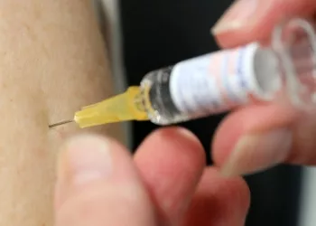 10 October 2019, Mecklenburg-Western Pomerania, Rostock: A flu vaccination is carried out at the health department. The current quadruple vaccine protects against the four most important influenza virus variants to be expected. More than 20,000 vaccine doses are available at the district health authorities. In the 2018/2019 season, the country's health authorities reported 5,867 influenza cases and seven people died of the flu. Photo: Bernd Wüstneck/dpa-Zentralbild/dpa, Image: 477154543, License: Rights-managed, Restrictions: GERMANY OUT, Model Release: no, Credit line: BERND WUSTNECK / AFP / Profimedia