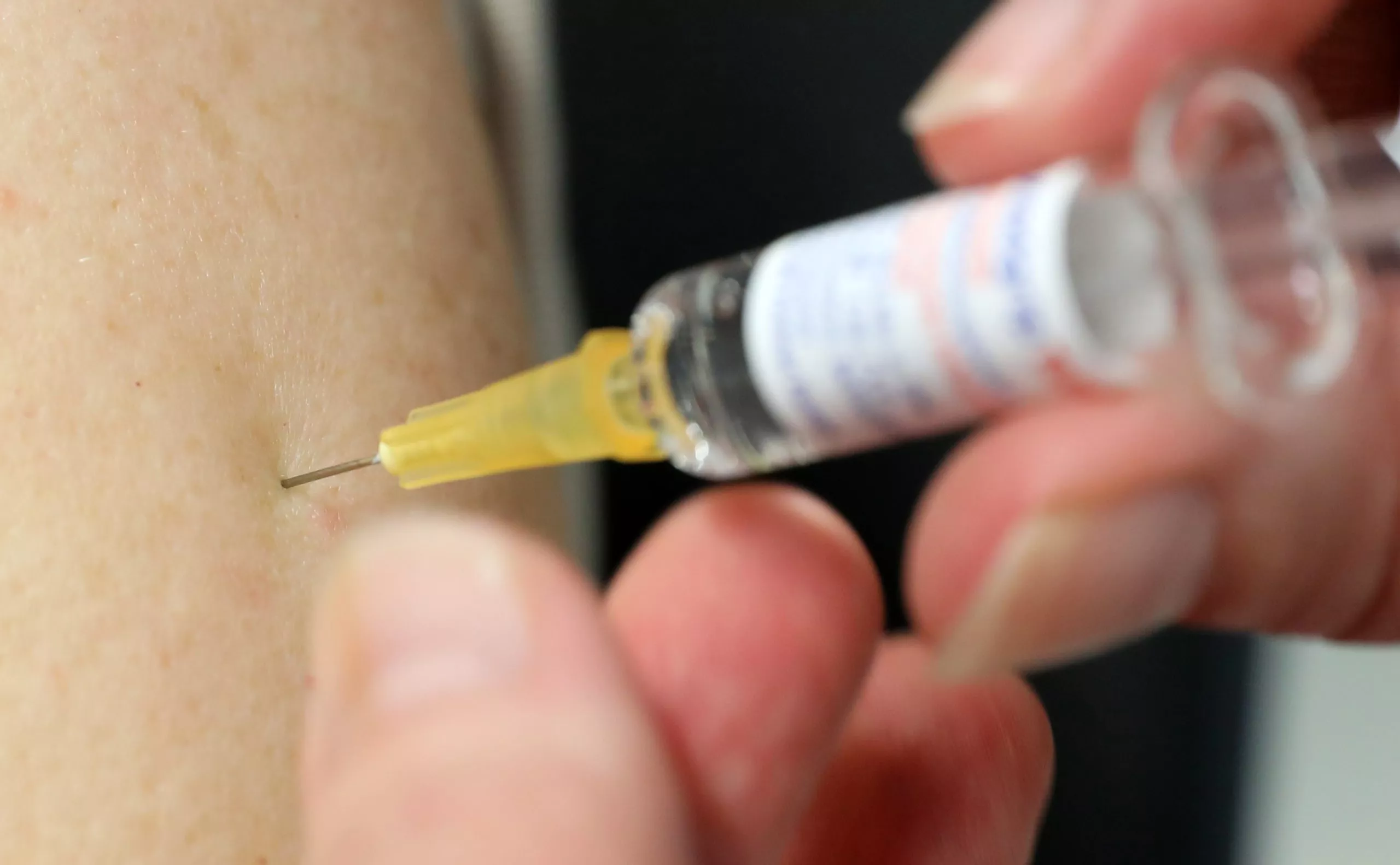 10 October 2019, Mecklenburg-Western Pomerania, Rostock: A flu vaccination is carried out at the health department. The current quadruple vaccine protects against the four most important influenza virus variants to be expected. More than 20,000 vaccine doses are available at the district health authorities. In the 2018/2019 season, the country's health authorities reported 5,867 influenza cases and seven people died of the flu. Photo: Bernd Wüstneck/dpa-Zentralbild/dpa, Image: 477154543, License: Rights-managed, Restrictions: GERMANY OUT, Model Release: no, Credit line: BERND WUSTNECK / AFP / Profimedia