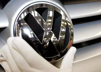 (dpa) - A hand positions a Volkswagen (VW) logo on the radiator grill of a VW Golf Plus at the VW assembly plant in Wolfsburg, Germany, 22 Febuary 2005. VW employs 103800 workers in Germany of whom around 50200 work at the main production plant in Wolfsburg.,Image: 675413694, License: Rights-managed, Restrictions: , Model Release: no