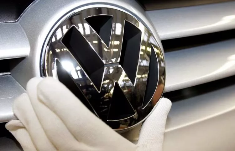 (dpa) - A hand positions a Volkswagen (VW) logo on the radiator grill of a VW Golf Plus at the VW assembly plant in Wolfsburg, Germany, 22 Febuary 2005. VW employs 103800 workers in Germany of whom around 50200 work at the main production plant in Wolfsburg.,Image: 675413694, License: Rights-managed, Restrictions: , Model Release: no