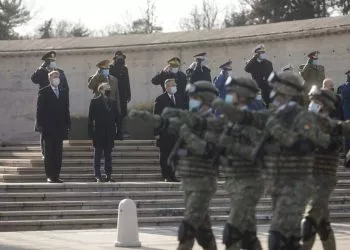 Președintele Klaus Iohannis participă la ceremonia organizată cu prilejul Zilei Unirii Principatelor Române  la Monumentul „Mormântul Ostașului Necunoscut”, in Bucuresti, 24 ianuarie 2022. Inquam Photos / George Calin