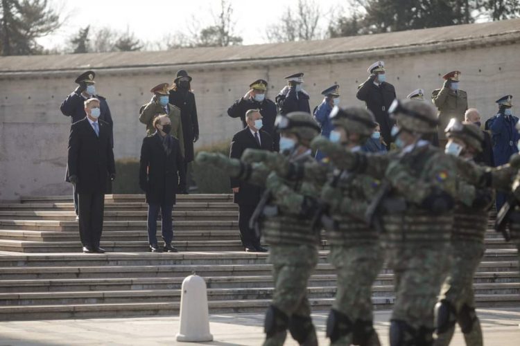 Președintele Klaus Iohannis participă la ceremonia organizată cu prilejul Zilei Unirii Principatelor Române  la Monumentul „Mormântul Ostașului Necunoscut”, in Bucuresti, 24 ianuarie 2022. Inquam Photos / George Calin