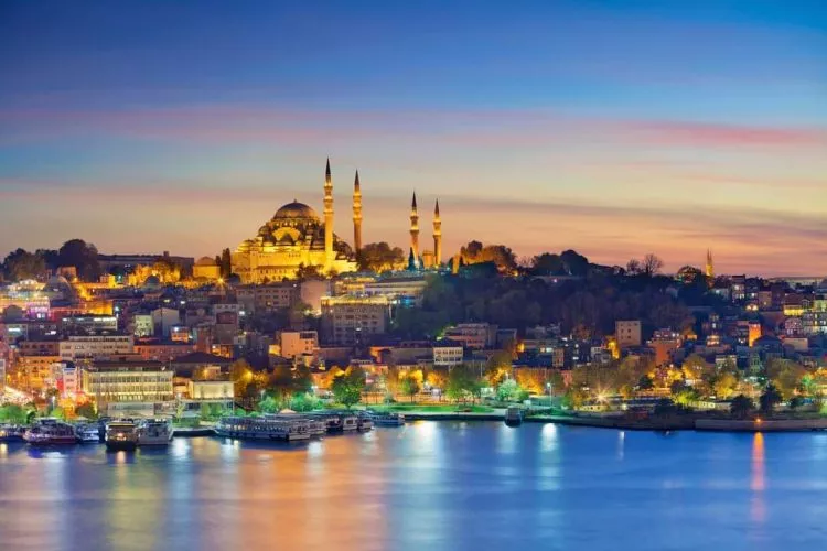 Image of Istanbul with Suleymaniye Mosque during sunset.