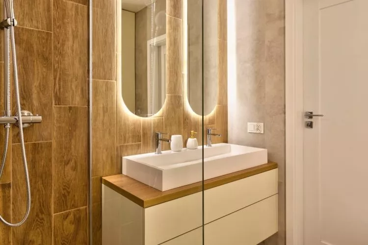 designul baii cu oglinda led