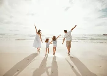 O familie bucurându-se de o vacanță într-o destinație sigură