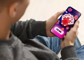 utilizator de casino online pe telefonul mobil