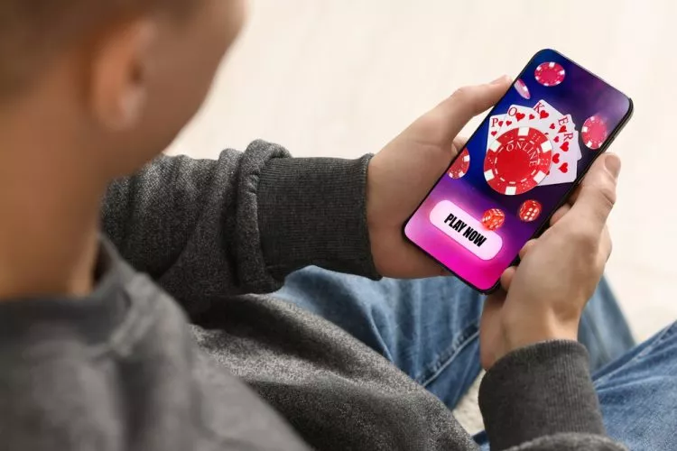 utilizator de casino online pe telefonul mobil