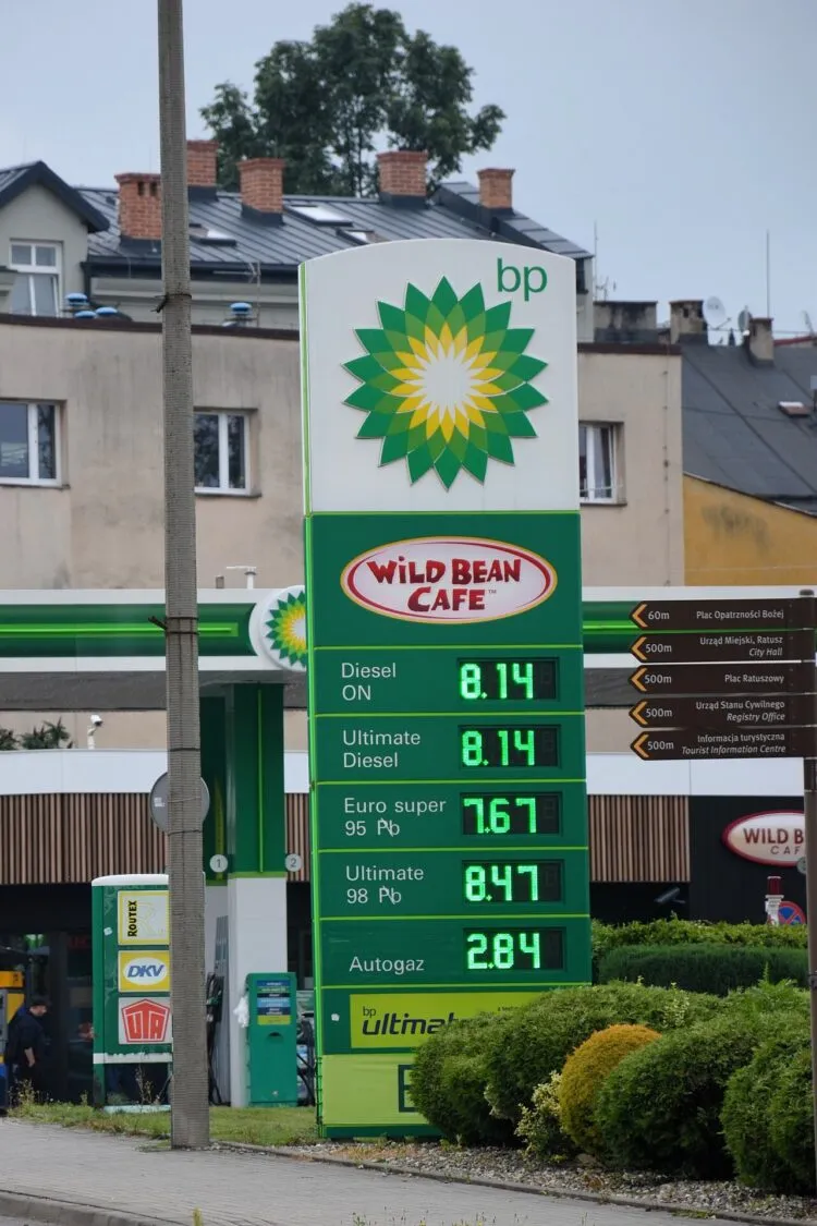 Polonia renunță la plafonarea prețurilor la carburanți din septembrie