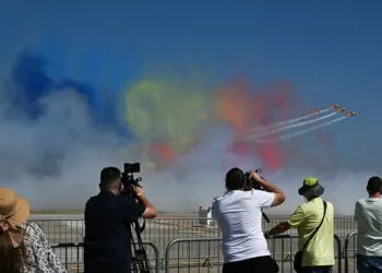 Bodyguardul lui Nicușor Dan, văzut ca spectator la show-ul aviatic BIAS