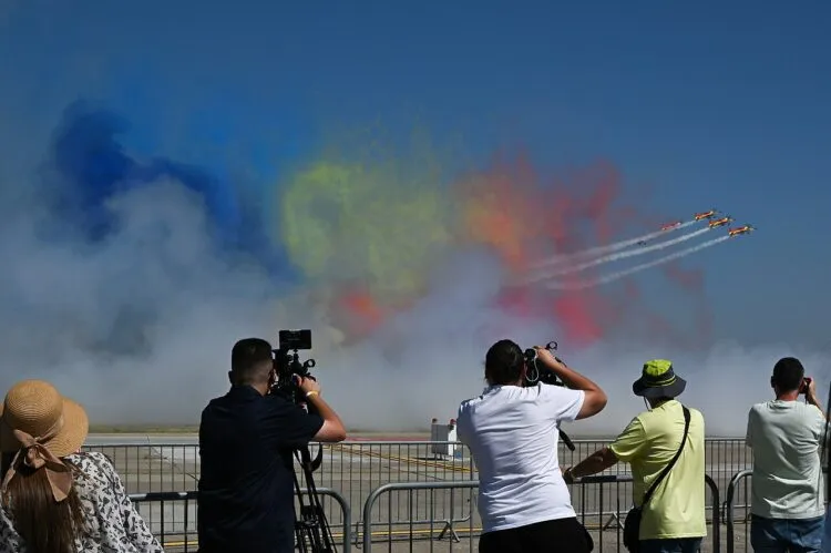 Bodyguardul lui Nicușor Dan, văzut ca spectator la show-ul aviatic BIAS