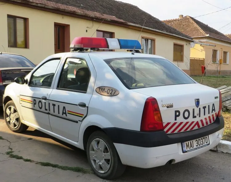 O tânără de 17 ani a distrus cu toporul mașina fostului iubit, la Sibiu