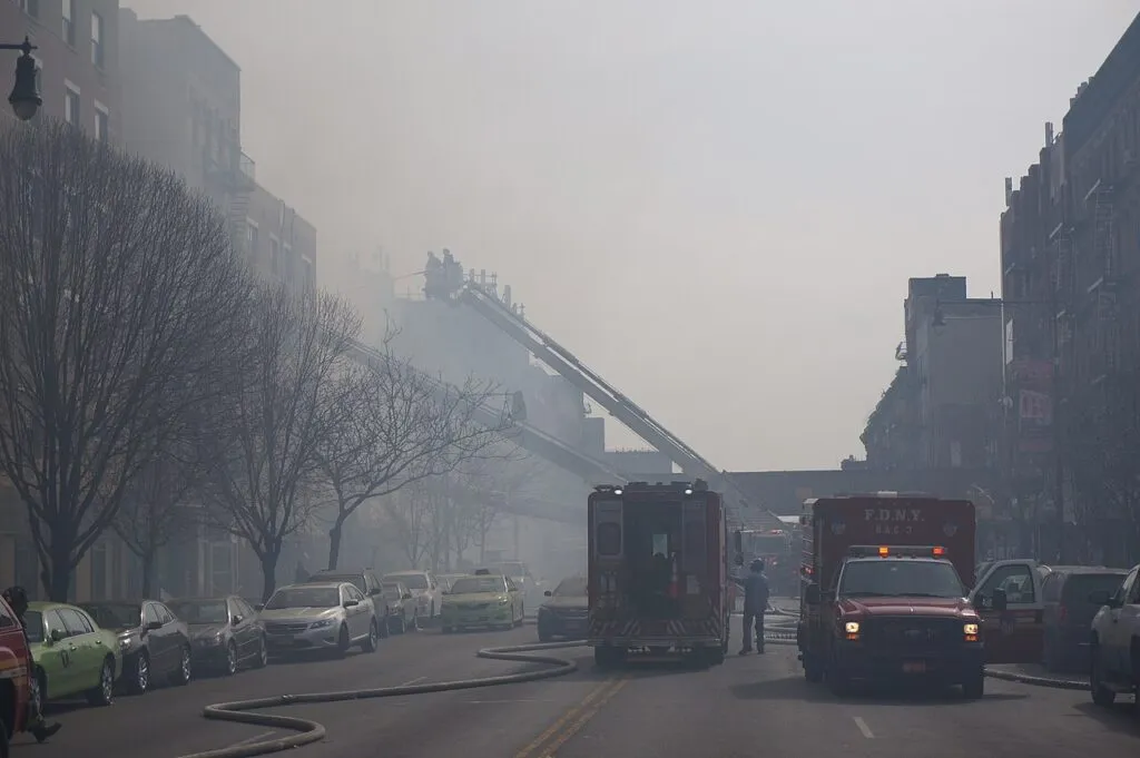 Explozie și incendiu într-un bloc din Galați, trei răniți