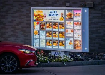 Istoria restaurantelor drive-thru: cum a apărut ideea de a mânca din mașină