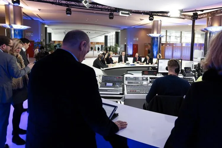 Parlamentul auzi astazi primii sase ministri ai cabinetului Muresan