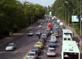 Polițist București: Staționările ilegale și telefonul la semafor aggravează traficul