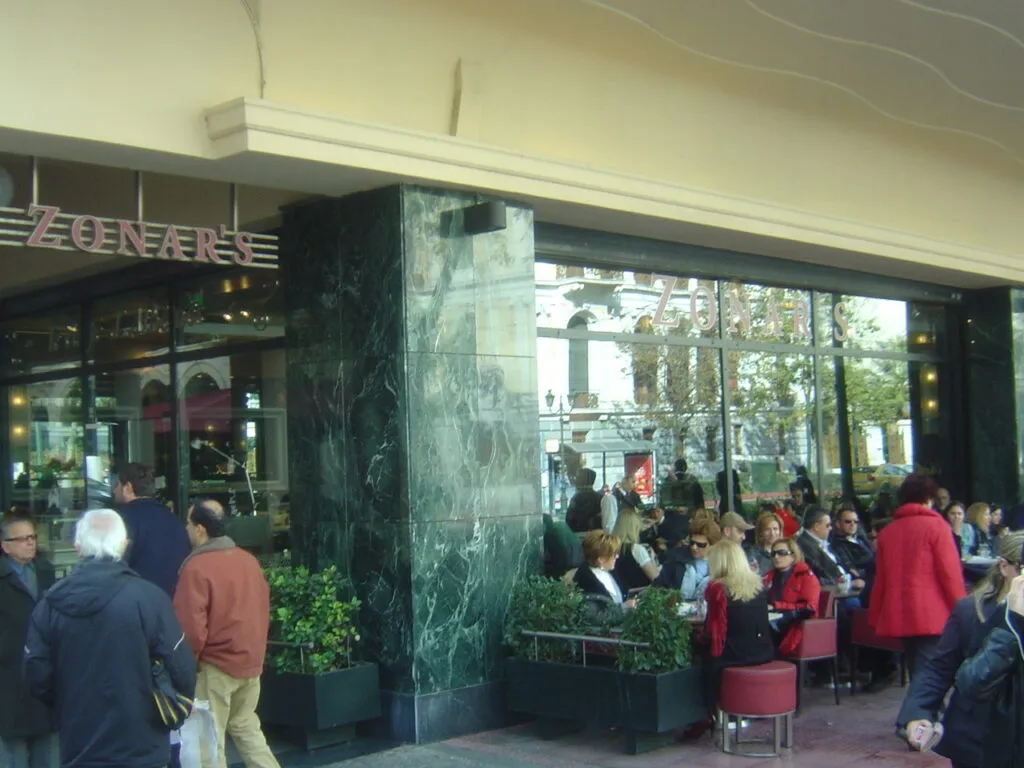 Două cafenele din Atena, atacate cu bombe într-o noapte