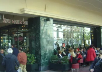 Două cafenele din Atena, atacate cu bombe într-o noapte