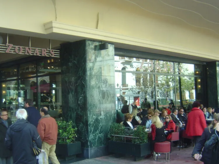 Două cafenele din Atena, atacate cu bombe într-o noapte