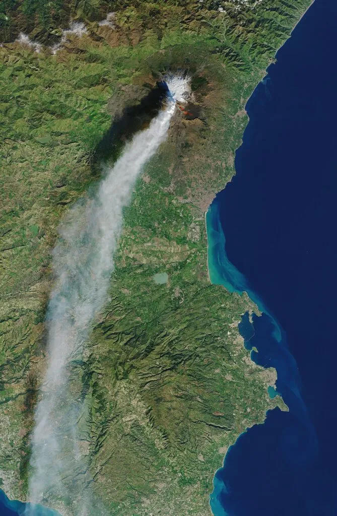 MAE avertizează români în Sicilia: zboruri suspendate din cauza erupției Etnei