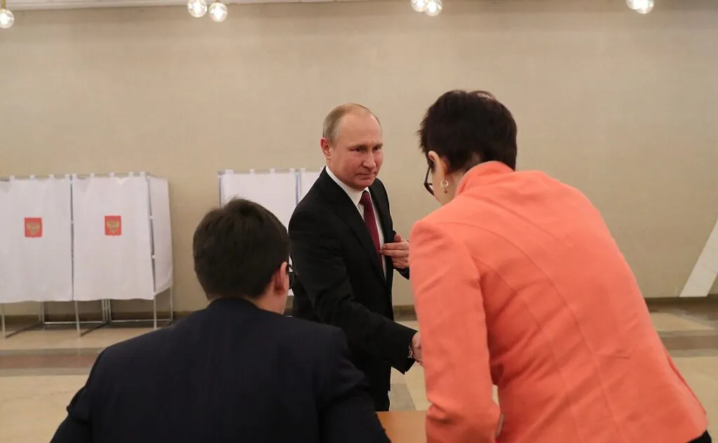 Rusia Unită câștigă ușor la alegeri, cu peste 49% potrivit exit-poll-urilor