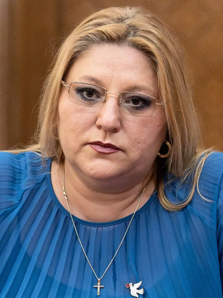 Șoșoacă susține la Russia Today că politicienii români opresc apa din munți