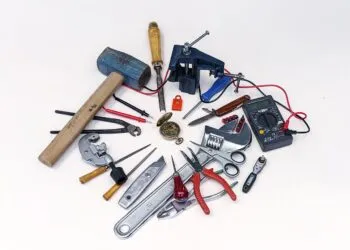 Femei care renovează singure locuințele: lecții practice de bricolaj