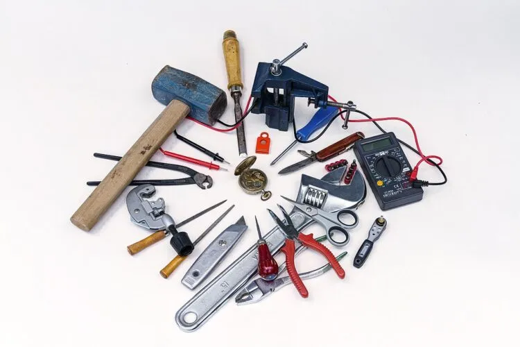 Femei care renovează singure locuințele: lecții practice de bricolaj