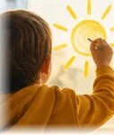 Copil desenand un soare - Joy Therapy, terapie pentru copii