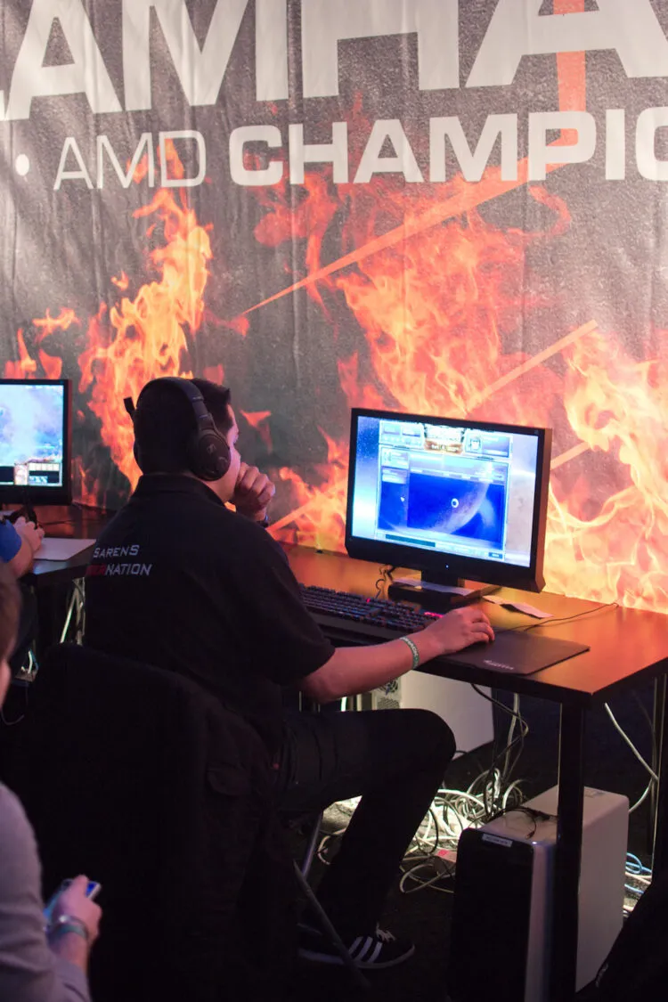 Hackeri chinezi folosesc AI pentru atacuri în lanț de aprovizionare