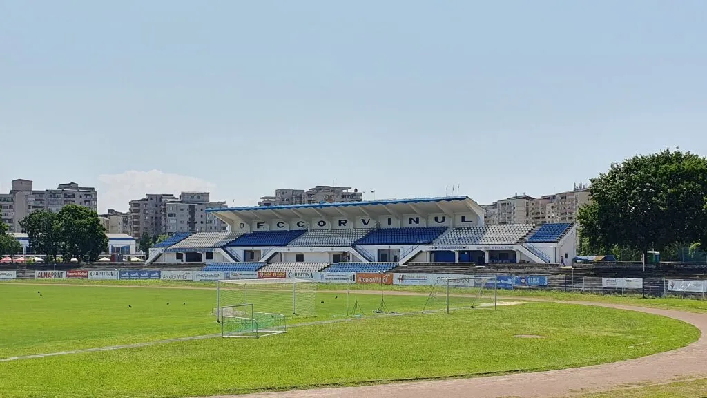 Corvinul bate FC Argeș 2-0 și urcă pe locul opt în Superliga