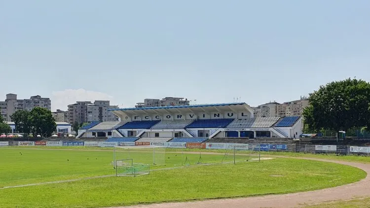 Corvinul bate FC Argeș 2-0 și urcă pe locul opt în Superliga