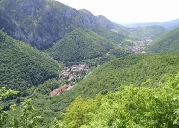 Incendiu la Băile Herculane închide DN 67D, restricții de circulație