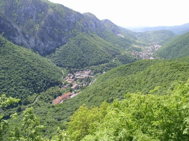 Incendiu la Băile Herculane închide DN 67D, restricții de circulație