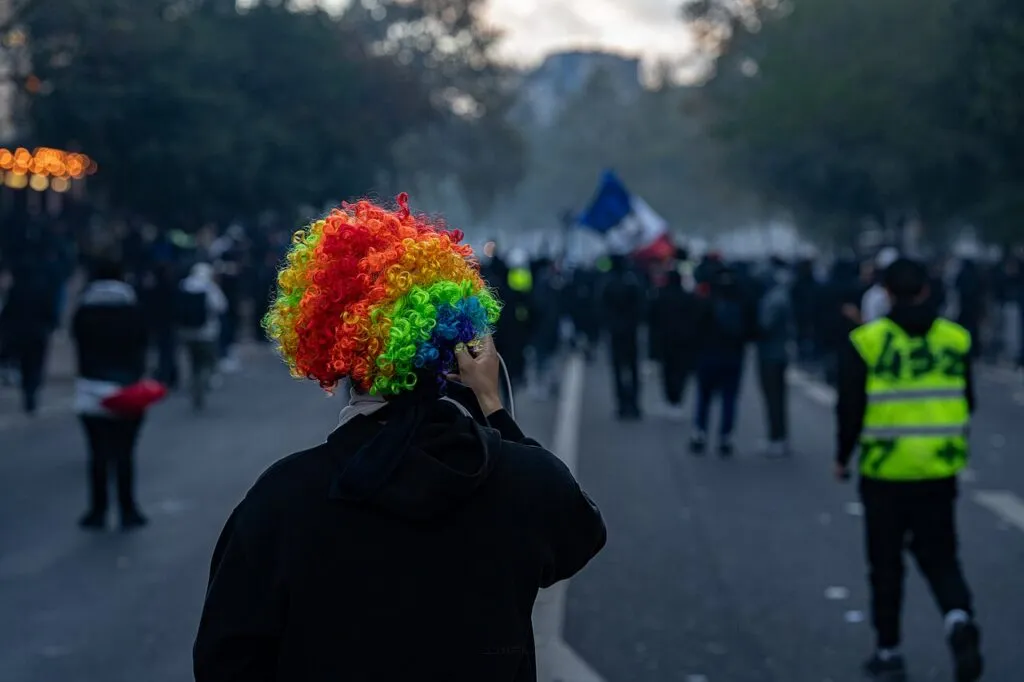 Violențe în șase țări europene. Franța cu 2.000 de arestări și o clădire istorică incendiată