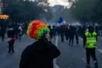 Violențe în șase țări europene. Franța cu 2.000 de arestări și o clădire istorică incendiată