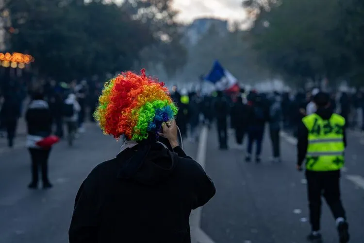 Violențe în șase țări europene. Franța cu 2.000 de arestări și o clădire istorică incendiată