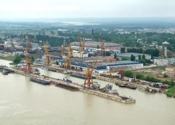 Șantierul Naval Tulcea din era comunistă: lipuri, haos și pericol pentru elevi