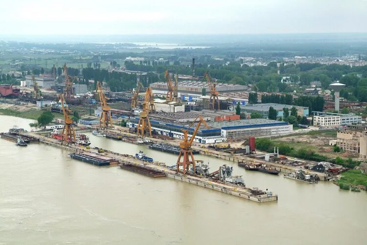 Șantierul Naval Tulcea din era comunistă: lipuri, haos și pericol pentru elevi