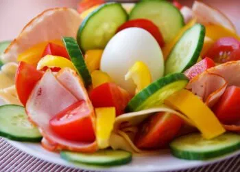 Mâncare sănătoasă fără reguli: formula unui profesor de nutriție de la Stanford
