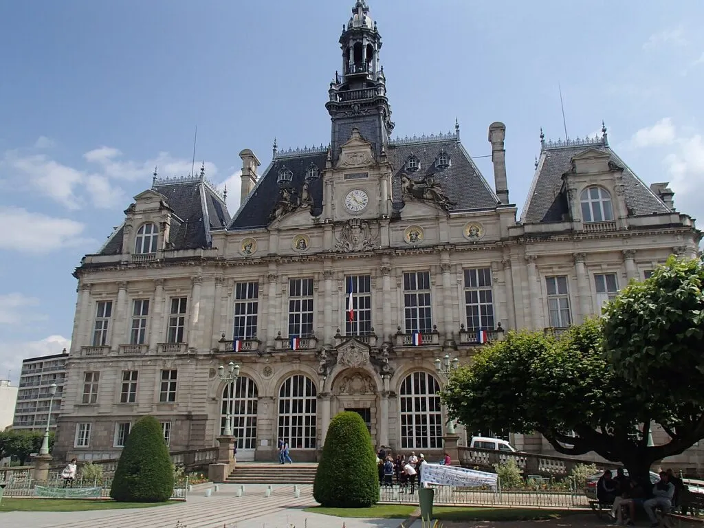 Primăria din Limoges, clădire istorică din 1883, distrusă de incendiu în protest