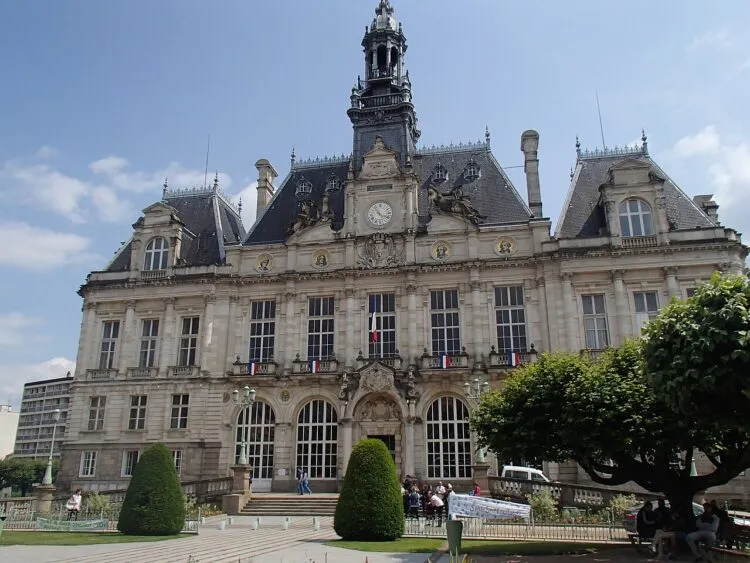 Primăria din Limoges, clădire istorică din 1883, distrusă de incendiu în protest