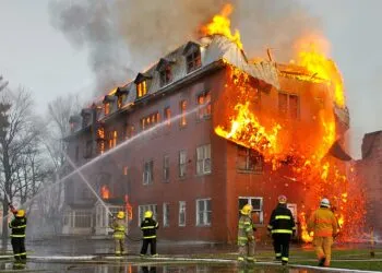 Incendiu la mansarda unui bloc din Suceava, cinci autospeciale mobilizate