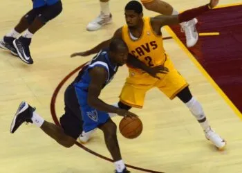 Kyrie Irving revine pe parchet după 19 luni de recuperare