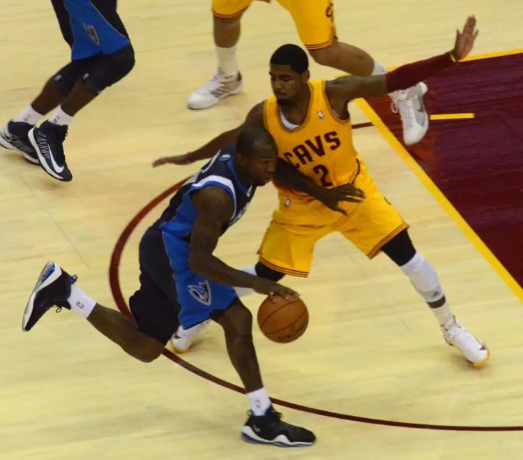 Kyrie Irving revine pe parchet după 19 luni de recuperare