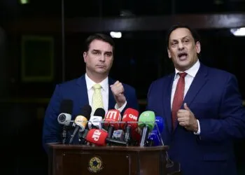 Flavio Bolsonaro, din exil în Miami, se autointitulează „președinte ales