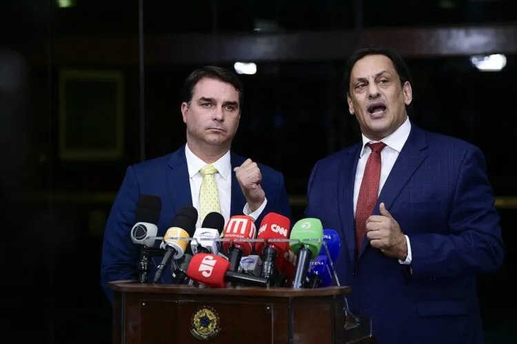 Flavio Bolsonaro, din exil în Miami, se autointitulează „președinte ales