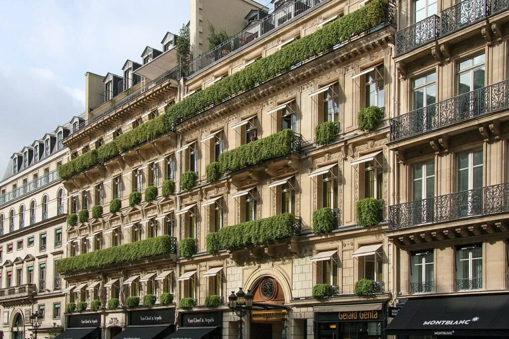 Magazinele de lux din Paris se baricadează înainte de noi proteste